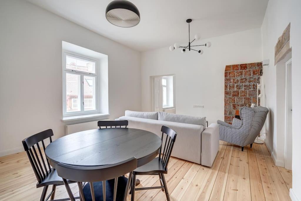 Spacious 2-Bedroom Flat In Old Town By Urban Rent VNO Exterior photo
